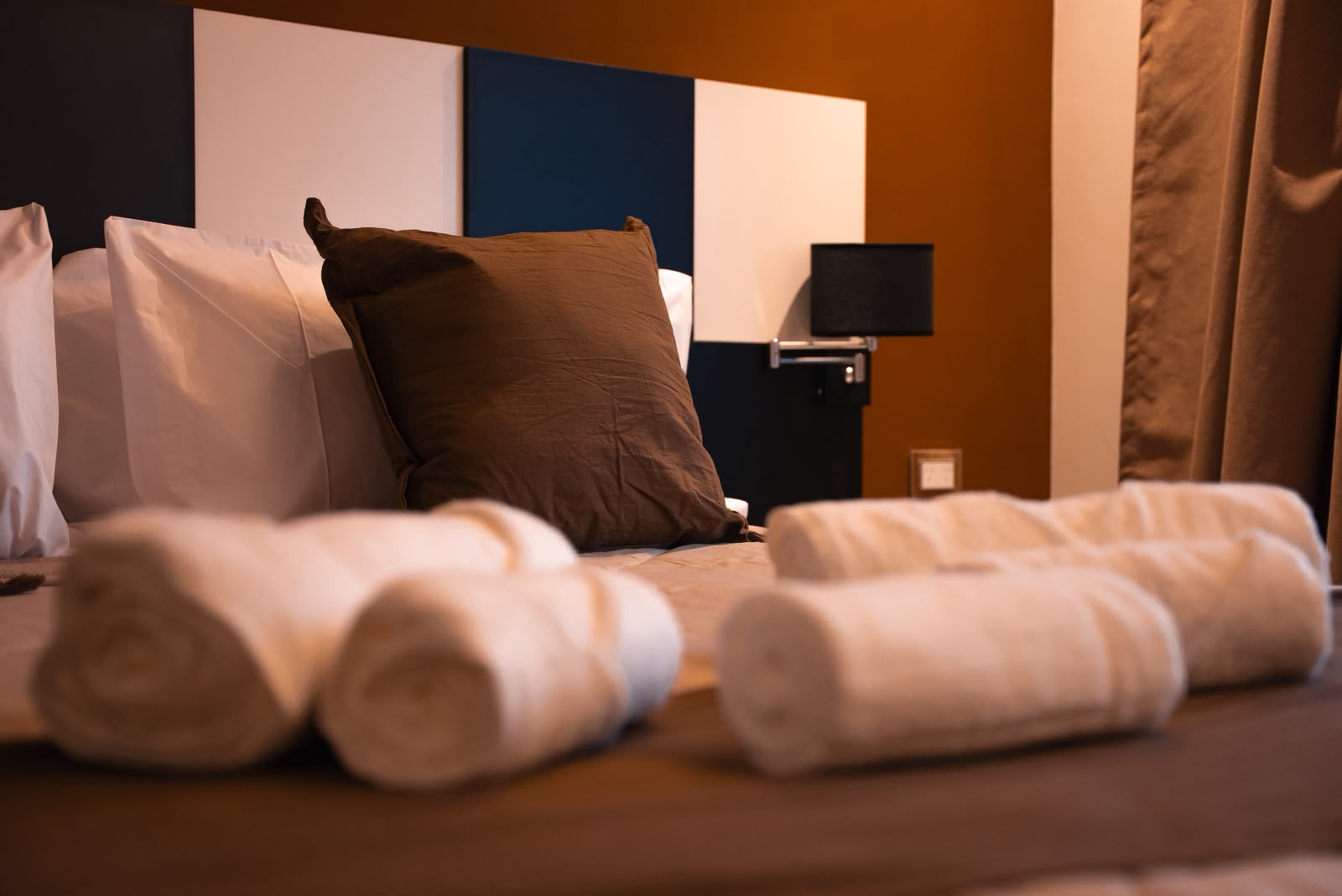 Detalle de cama y toallas